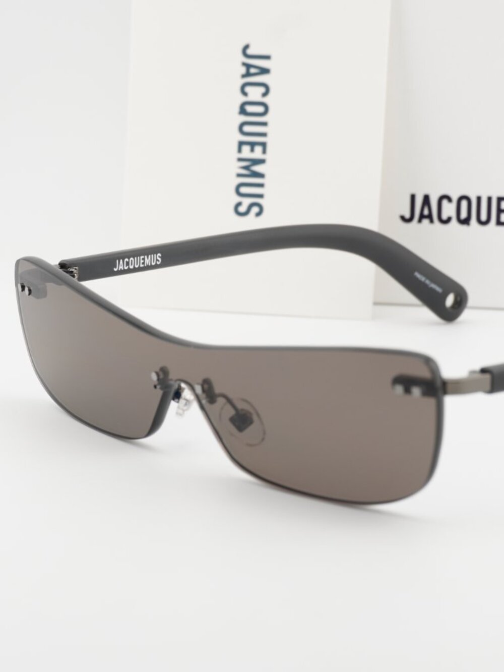 Jacquemus MIRADA JAC/69 C1 Shield Sunglasses - Matte Grey\Grey - Picture 5 of 10